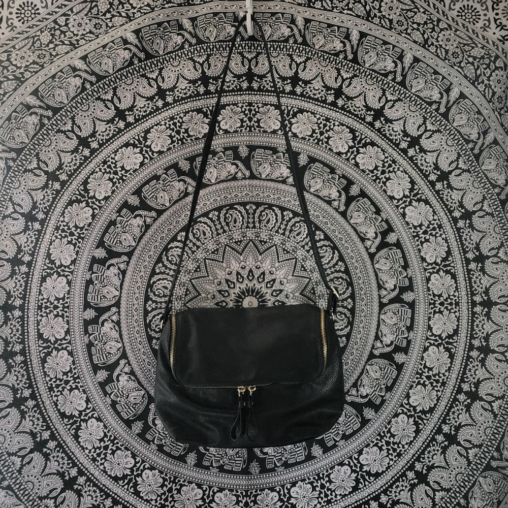 👜 Black Leather Crossbody Purse